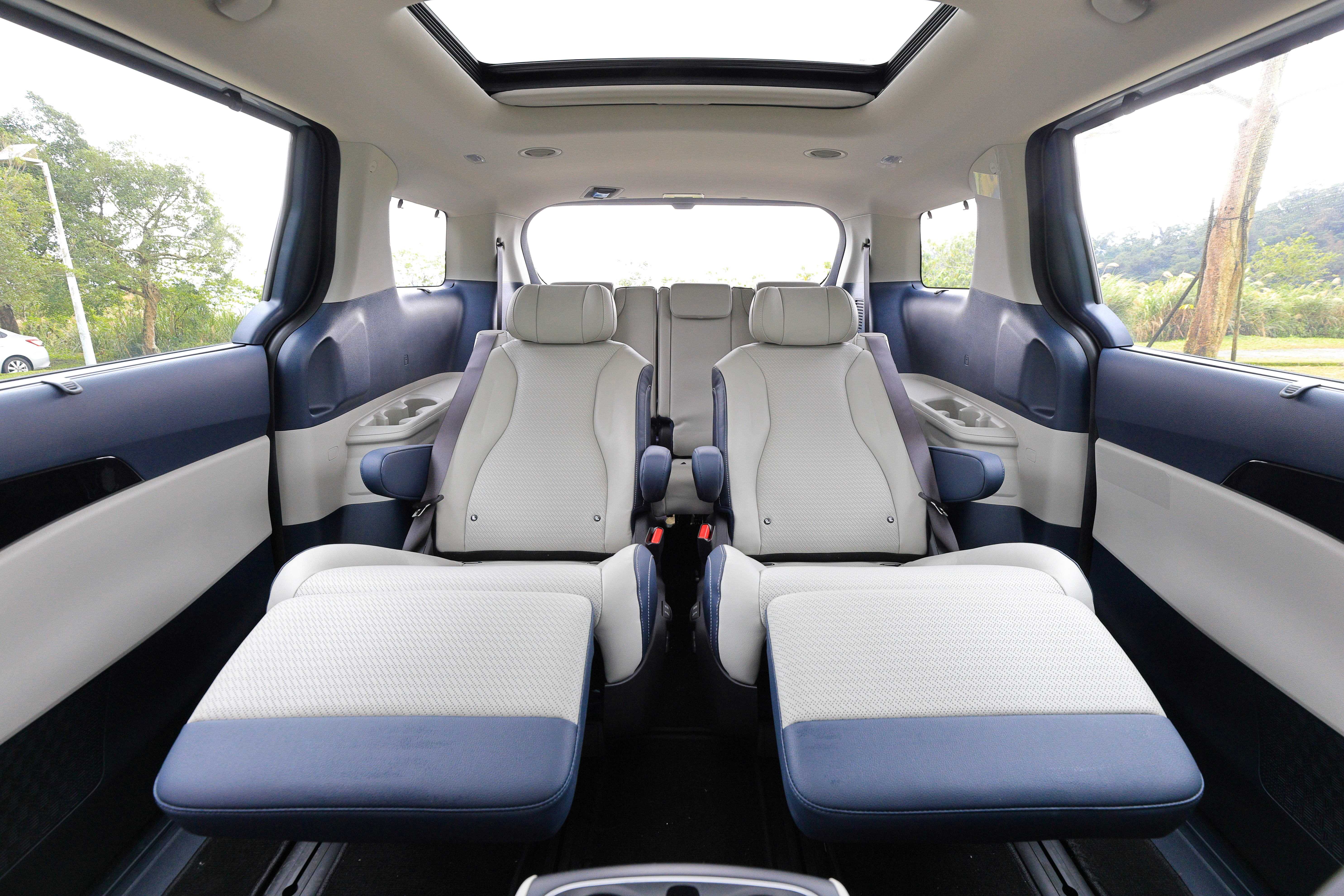 4.The new Carnival頂級7人座車型搭載第二排Ottoman尊爵頭等座椅，附有電動調整功能、Ottoman尊爵頭等座椅及加熱通風功能。